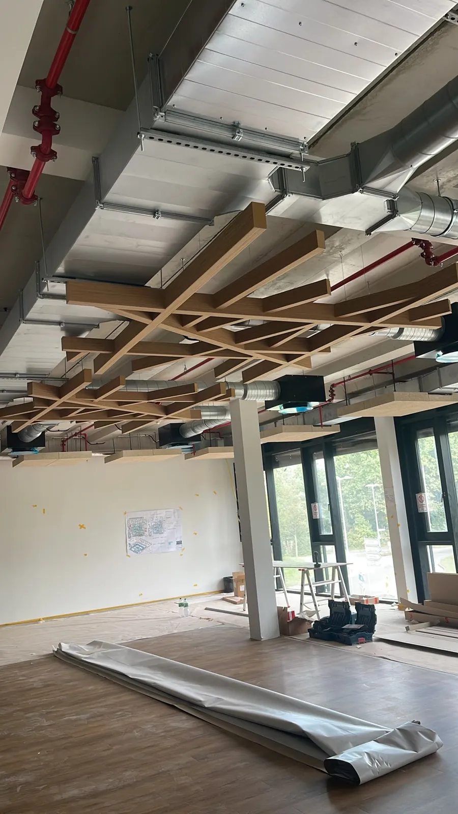 Tavan decorativ din grinzi cu finisaj lemn — 2